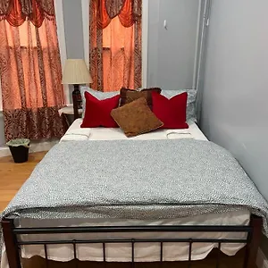  Guest house A Spacious In Queens
